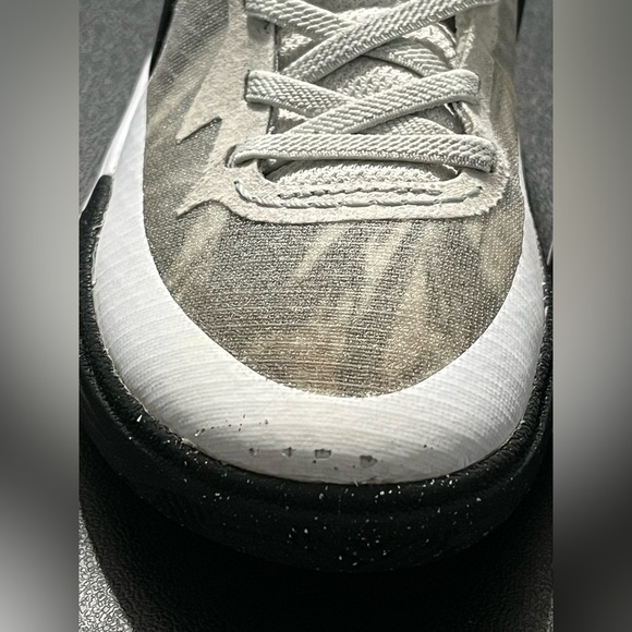 Nike Sneakers small stain some peeling last pic - Picture 8 of 8